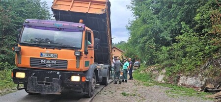 Asfaltiranje ceste v Zabočevem